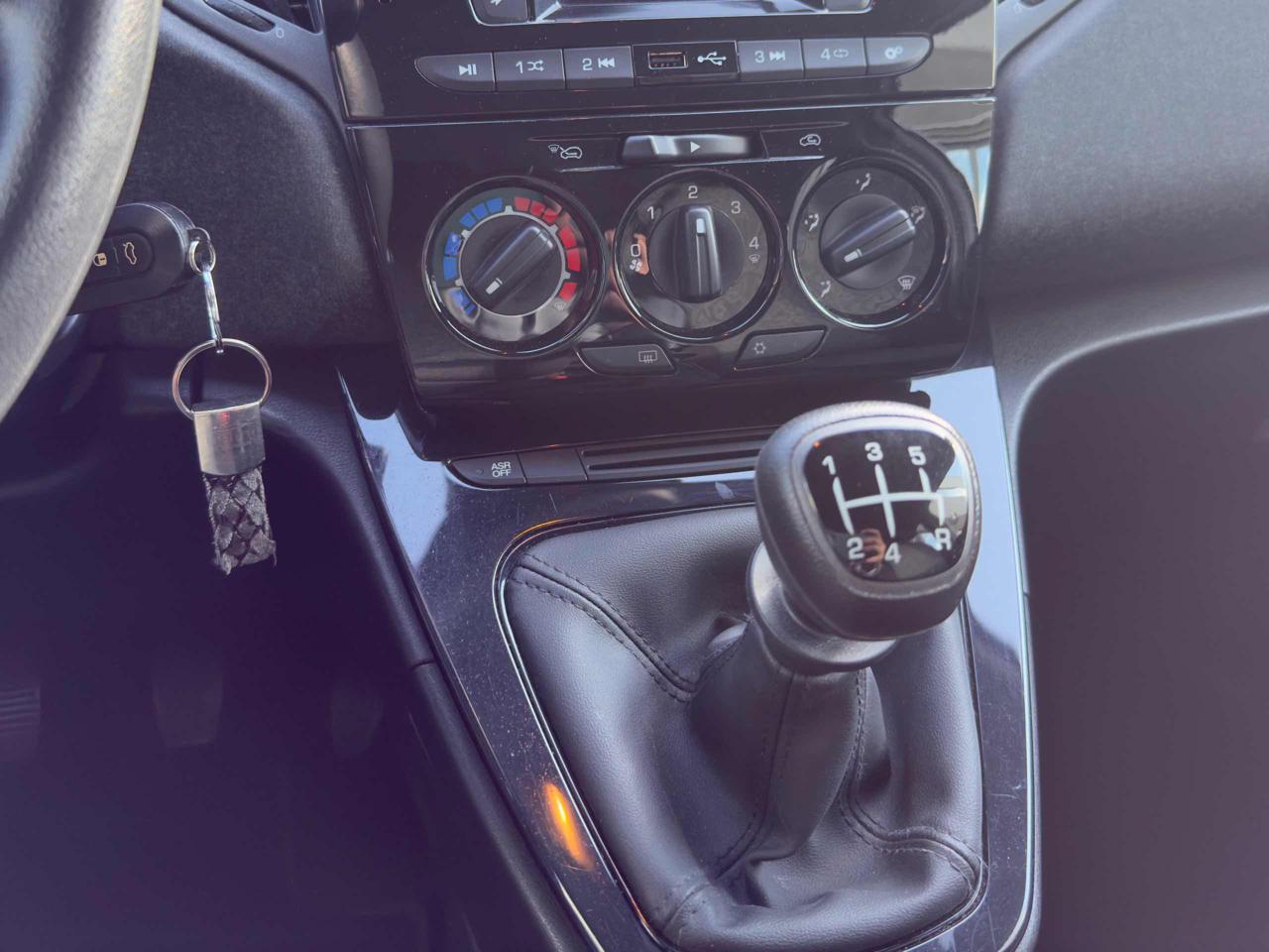 Clicca per ingrandire Ypsilon - 1.2 69 CV 5 porte Platinum