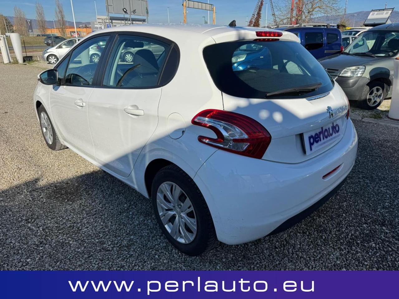 PEUGEOT 208 1.4 8V HDi 68CV 5p. Active - 6