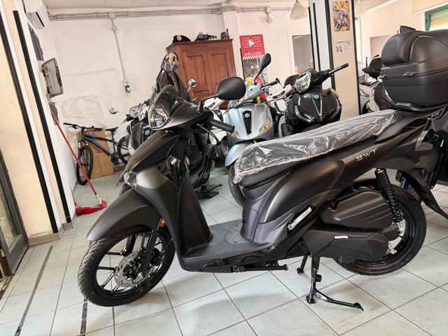 SYM BWT 125 grigio campo volo pastello