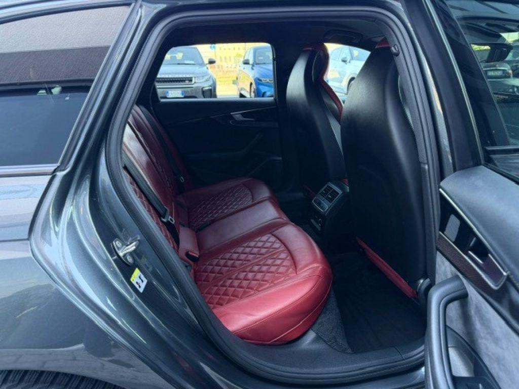 Clicca per ingrandire S4 - Avant TDI 347cv Black Edition sport attitude