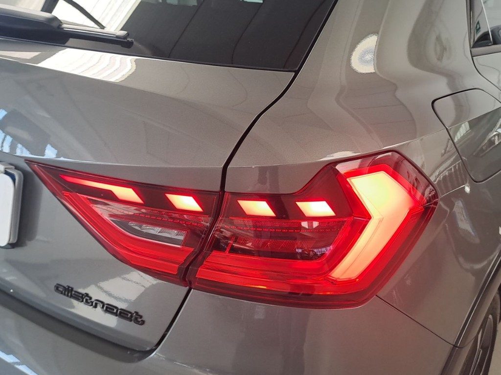 AUDI A1 allstreet 30 TFSI Identity Contrast - 6