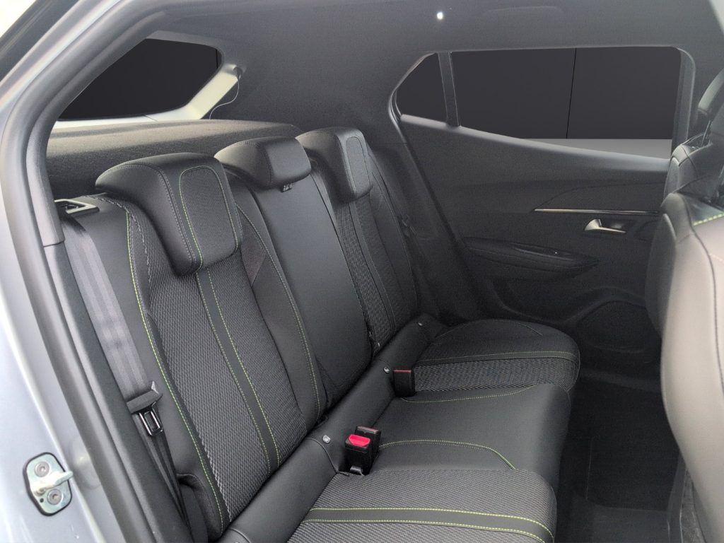 PEUGEOT 2008 Hybrid 136 e-DCS6 GT - 15