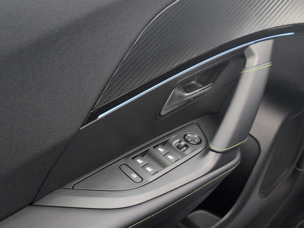 PEUGEOT 2008 Hybrid 136 e-DCS6 GT - 20