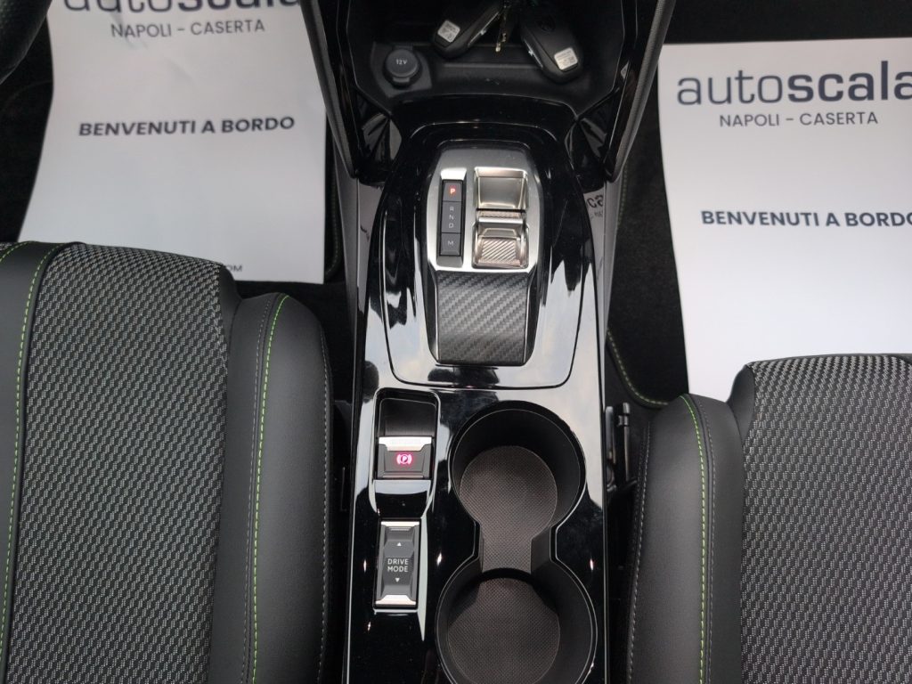 PEUGEOT 2008 Hybrid 136 e-DCS6 GT - 18