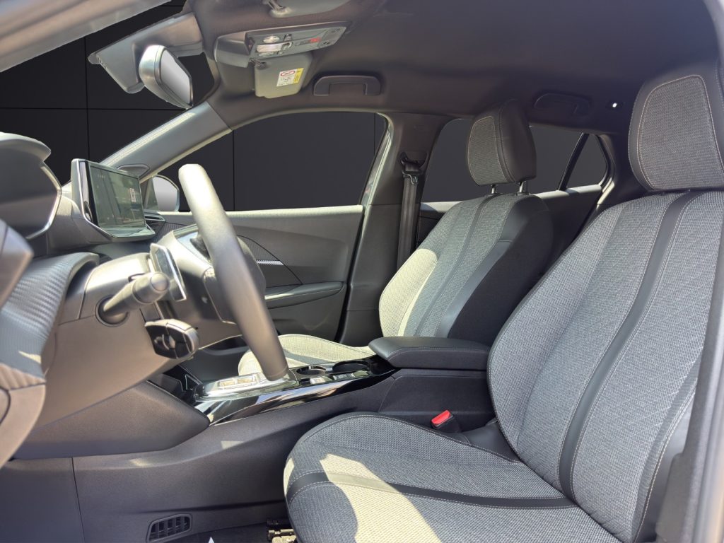 PEUGEOT 2008 Hybrid 145 e-DCS6 Allure - 9