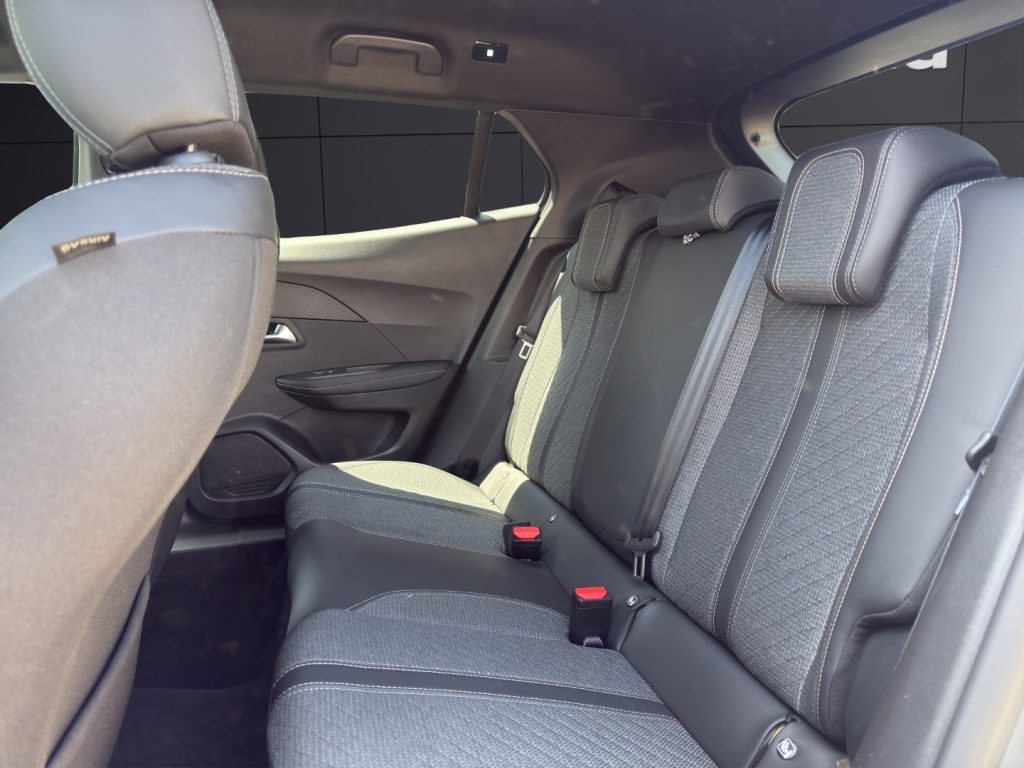 PEUGEOT 2008 Hybrid 145 e-DCS6 Allure - 12