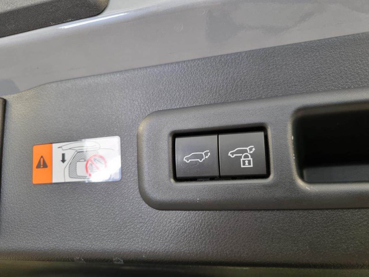 LEXUS LBX Hybrid 4WD Emotion - 11