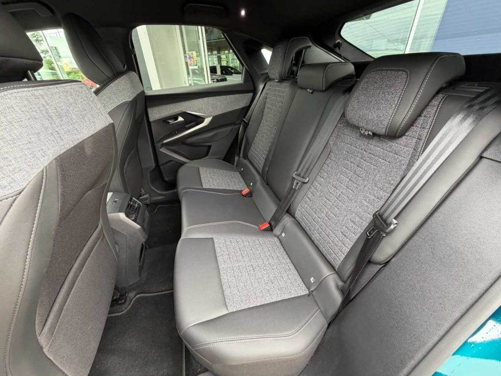 PEUGEOT 3008 Hybrid 145 e-DCS6 Allure - 11