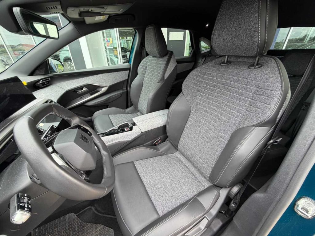 PEUGEOT 3008 Hybrid 145 e-DCS6 Allure - 13