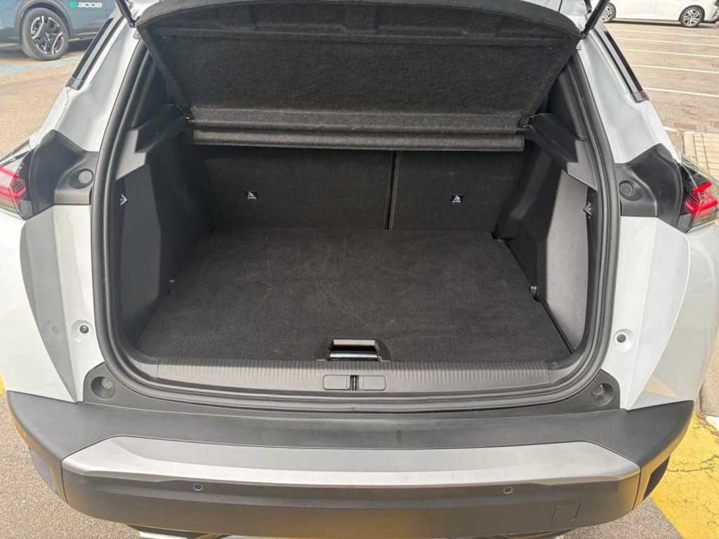 PEUGEOT 2008 Hybrid 145 e-DCS6 GT - 10
