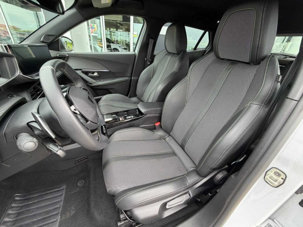 PEUGEOT 2008 Hybrid 145 e-DCS6 GT - 14