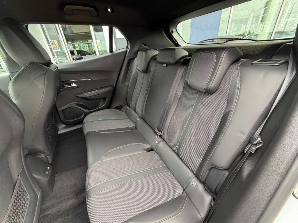 PEUGEOT 2008 Hybrid 145 e-DCS6 GT - 15