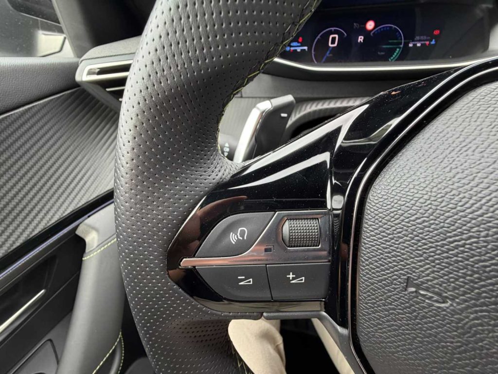 PEUGEOT 2008 Hybrid 145 e-DCS6 GT - 21
