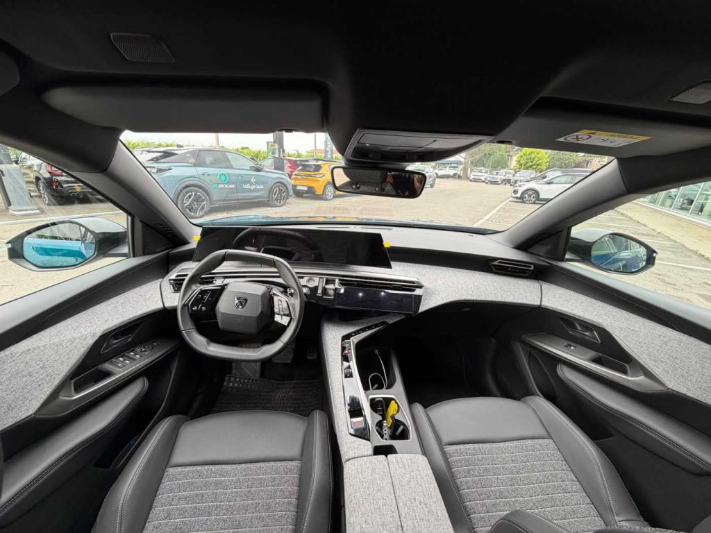 PEUGEOT 3008 Hybrid 145 e-DCS6 Allure - 12