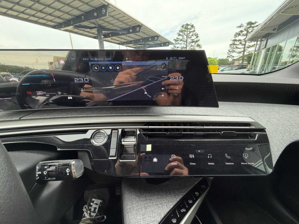 PEUGEOT 3008 Hybrid 145 e-DCS6 Allure - 14