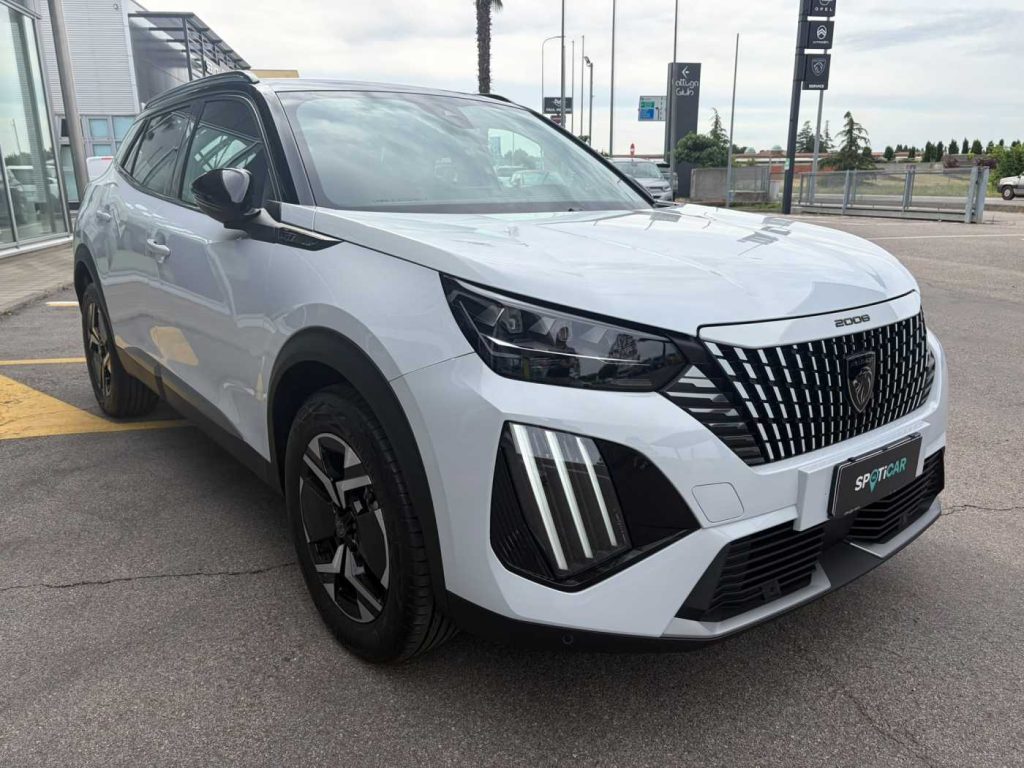 PEUGEOT 2008 Hybrid 145 e-DCS6 GT - 4
