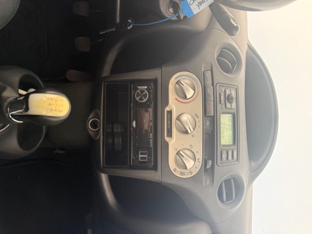 TOYOTA Yaris 1.3i 16V cat 5 porte Sol Blue - 9