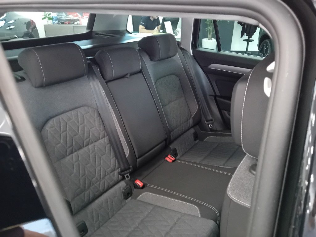 Clicca per ingrandire Passat Variant - 2.0 TDI SCR EVO DSG Business
