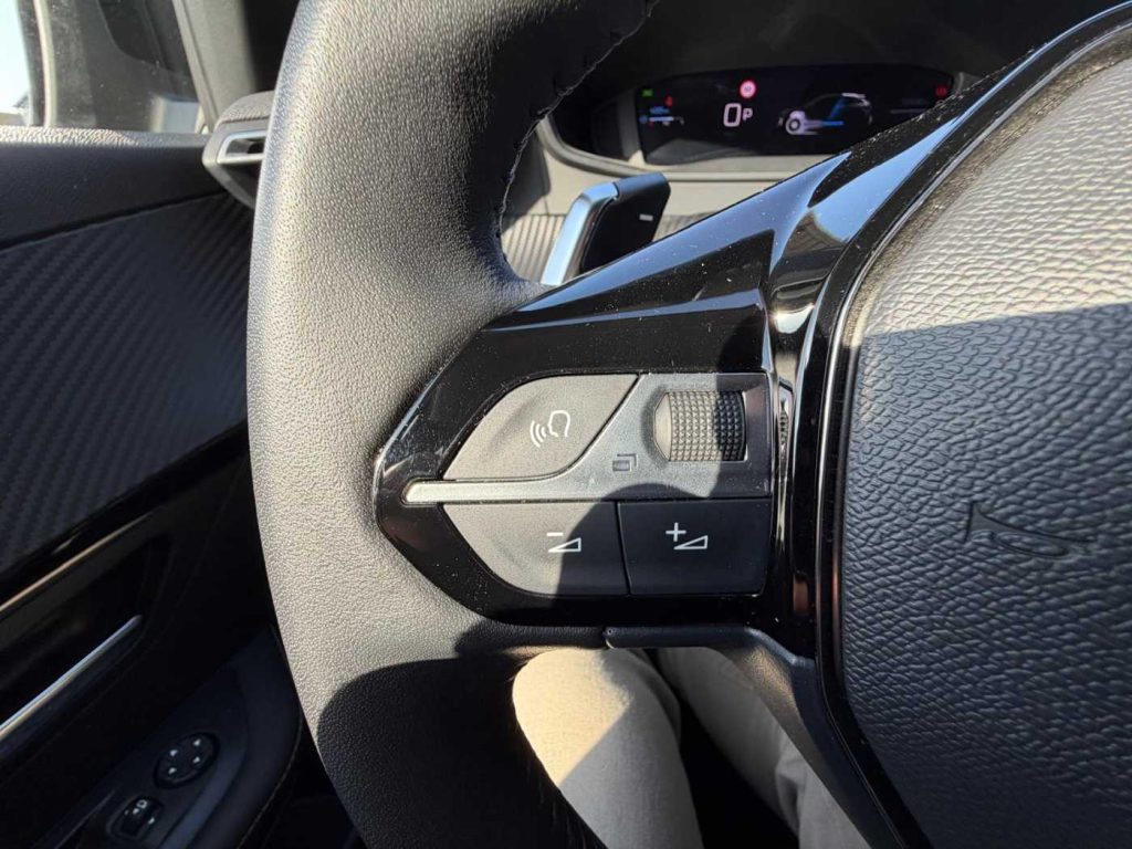 PEUGEOT 208 Hybrid 145 e-DCS6 Allure - 15