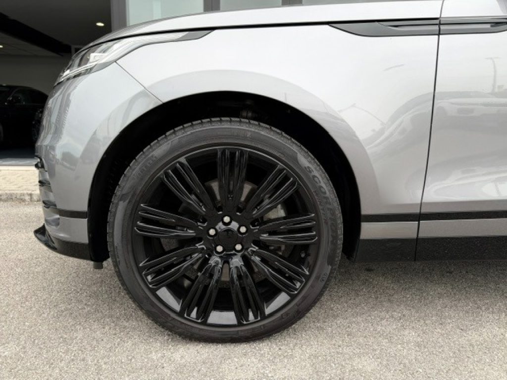 Clicca per ingrandire Range Rover Velar - 3.0D l6 300 CV R-Dynamic Black*TETTO APRIBILE/ R22