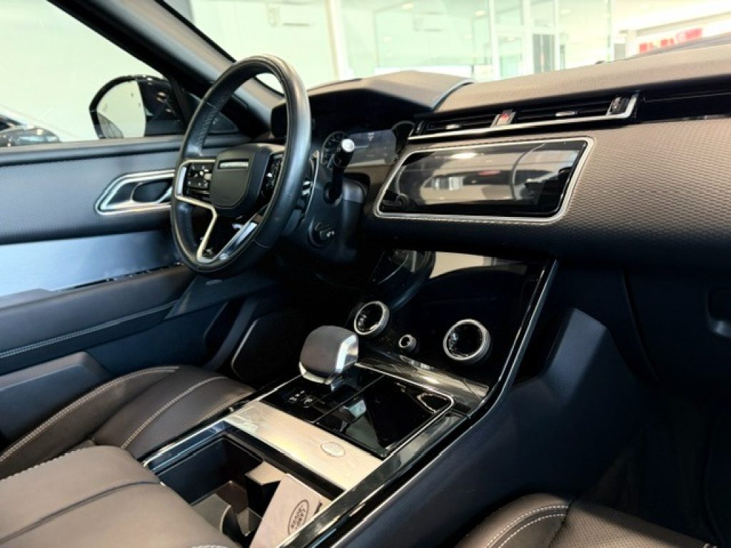 Clicca per ingrandire Range Rover Velar - 3.0D l6 300 CV R-Dynamic Black*TETTO APRIBILE/ R22