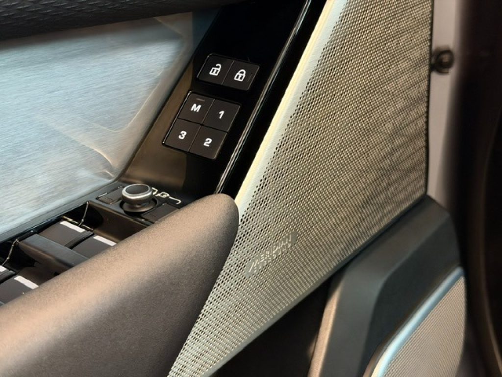 Clicca per ingrandire Range Rover Velar - 3.0D l6 300 CV R-Dynamic Black*TETTO APRIBILE/ R22