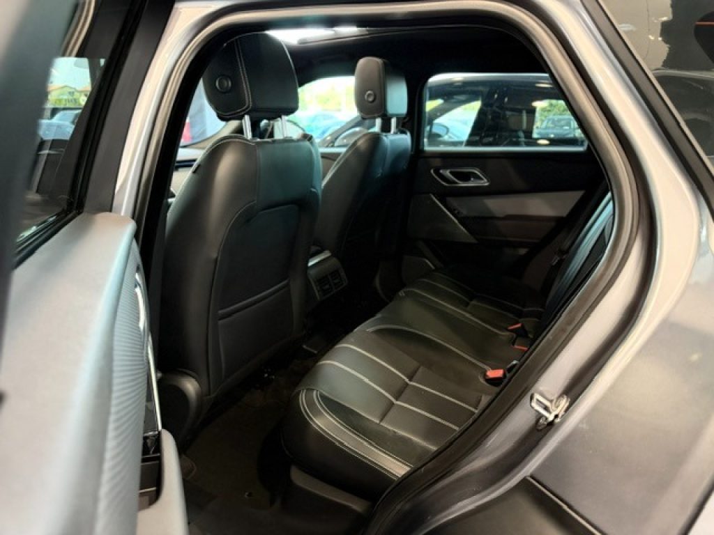 Clicca per ingrandire Range Rover Velar - 3.0D l6 300 CV R-Dynamic Black*TETTO APRIBILE/ R22