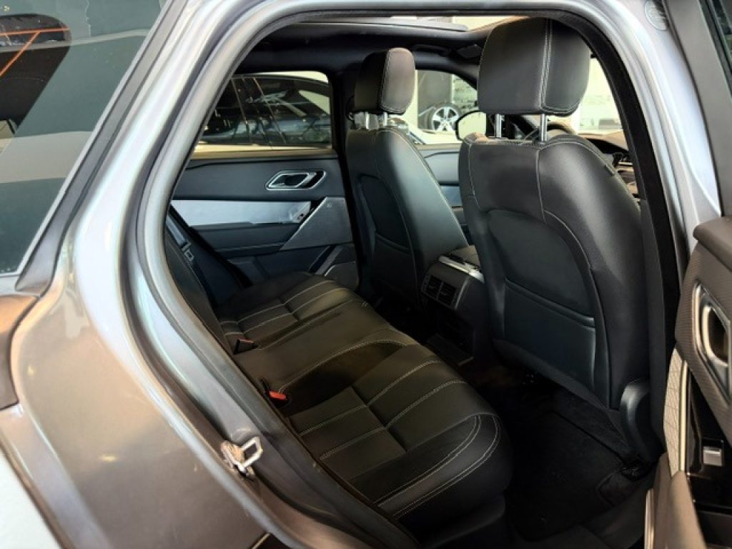 Clicca per ingrandire Range Rover Velar - 3.0D l6 300 CV R-Dynamic Black*TETTO APRIBILE/ R22