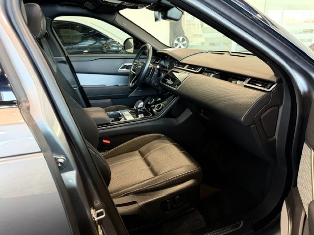 Clicca per ingrandire Range Rover Velar - 3.0D l6 300 CV R-Dynamic Black*TETTO APRIBILE/ R22