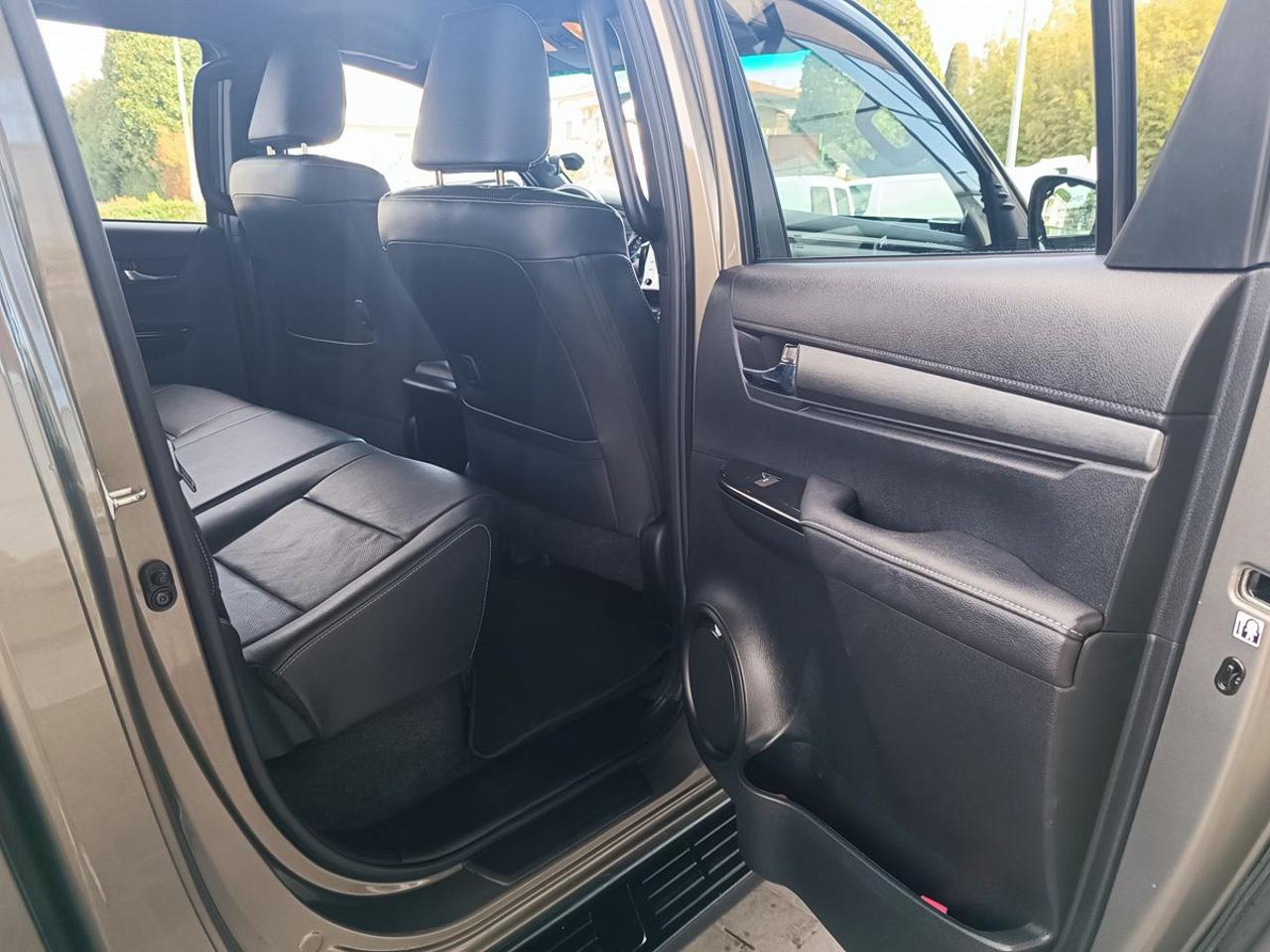 TOYOTA Hilux 2.8 D A/T 4WD 4 porte Double Cab Invincible - 12