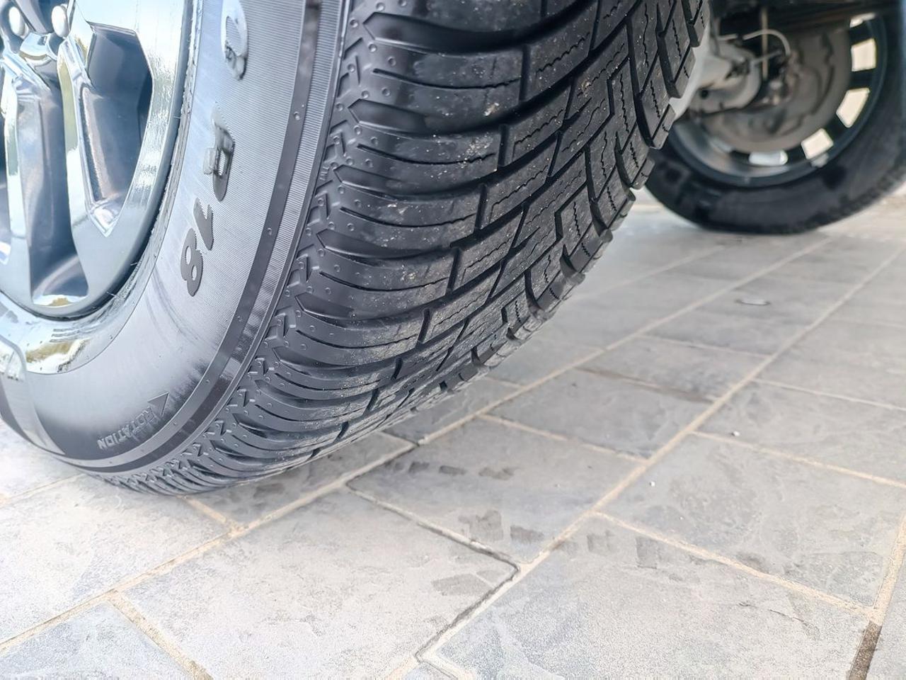 TOYOTA Hilux 2.8 D A/T 4WD 4 porte Double Cab Invincible - 24