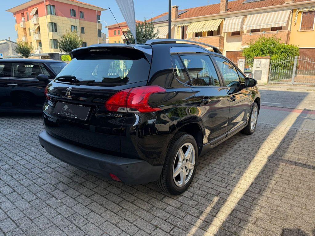 PEUGEOT 2008 1.2 VTi 82CV Allure - 5