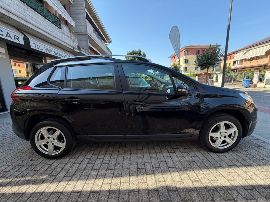PEUGEOT 2008 1.2 VTi 82CV Allure - 4