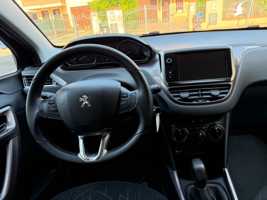 PEUGEOT 2008 1.2 VTi 82CV Allure - 9