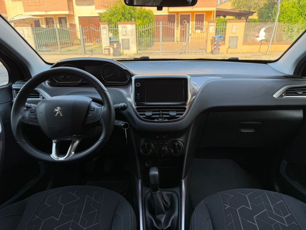 PEUGEOT 2008 1.2 VTi 82CV Allure - 10