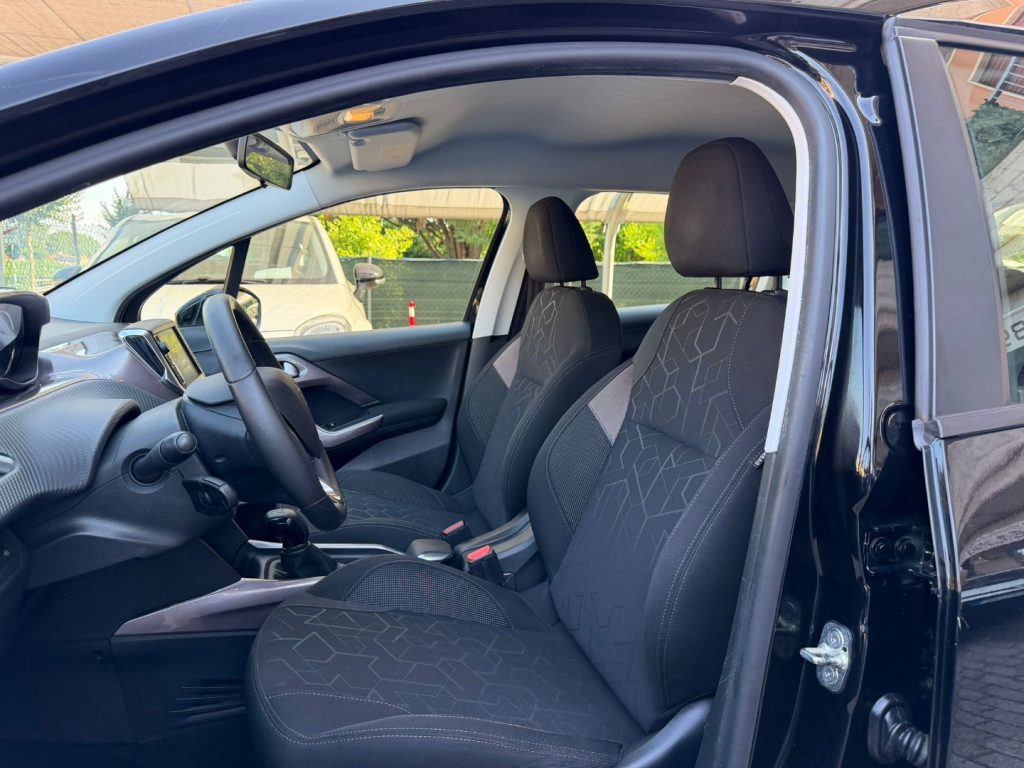 PEUGEOT 2008 1.2 VTi 82CV Allure - 11
