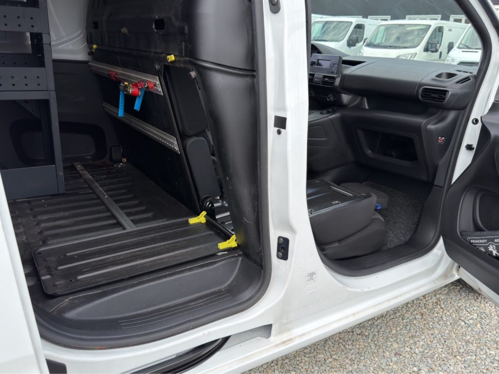 PEUGEOT Partner 1.5 diesel 3 posti allestito - 17