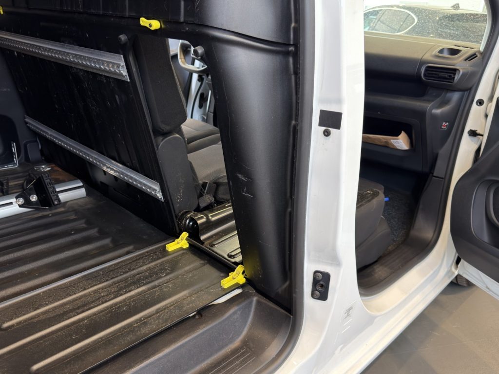 PEUGEOT Partner L1 100cv Allestito 3 posti - 18