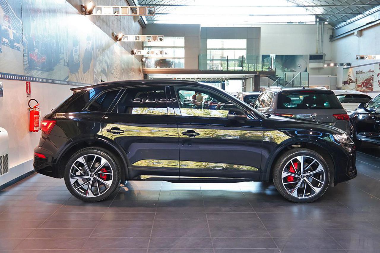 AUDI Q5 40 TDI Quattro S-Tronic Identity Black S-Line - 2