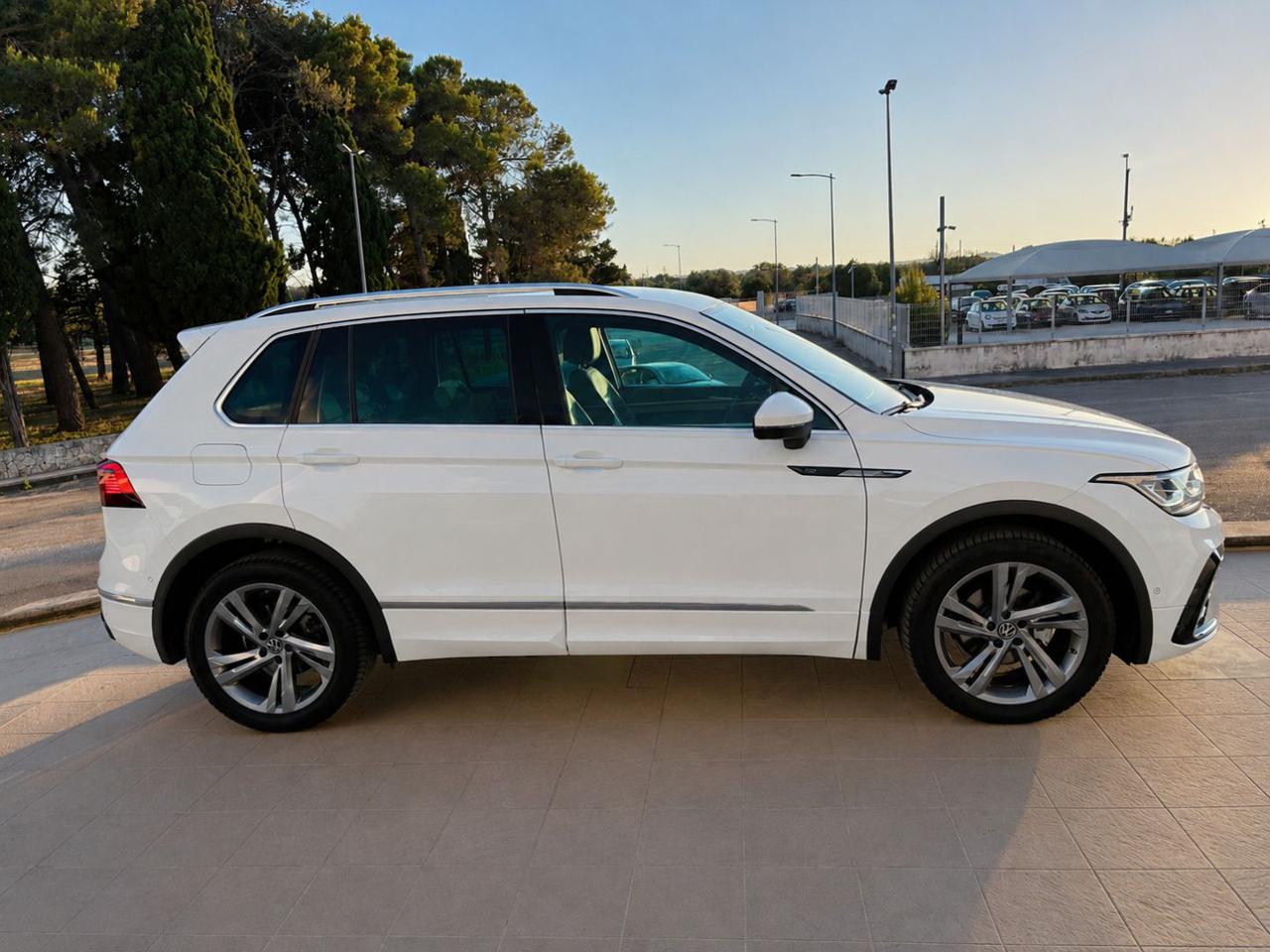 VOLKSWAGEN Tiguan 2.0 TDI 150 CV SCR DSG R-Line LUCI AMBIENTE - 4