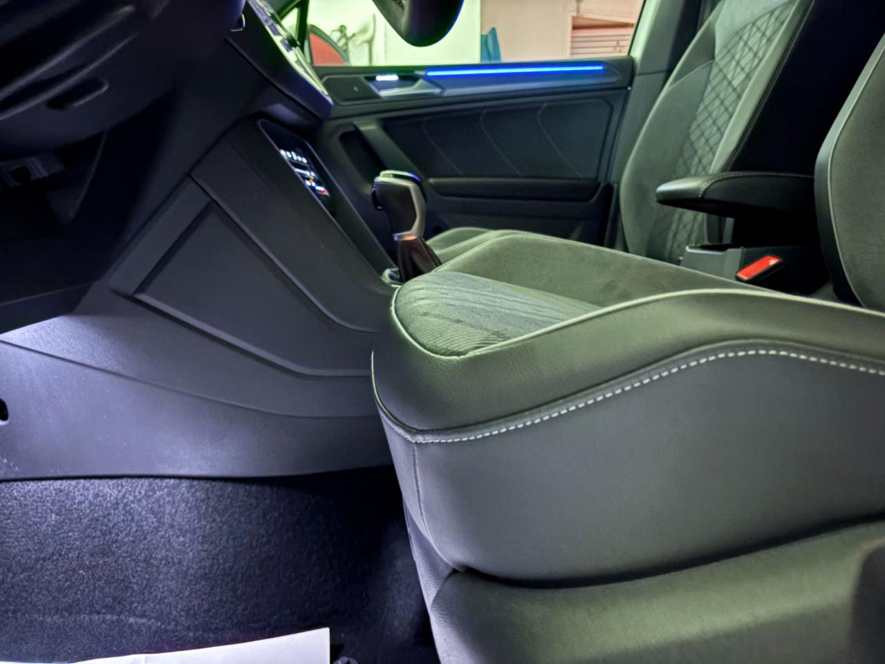 VOLKSWAGEN Tiguan 2.0 TDI 150 CV SCR DSG R-Line LUCI AMBIENTE - 37