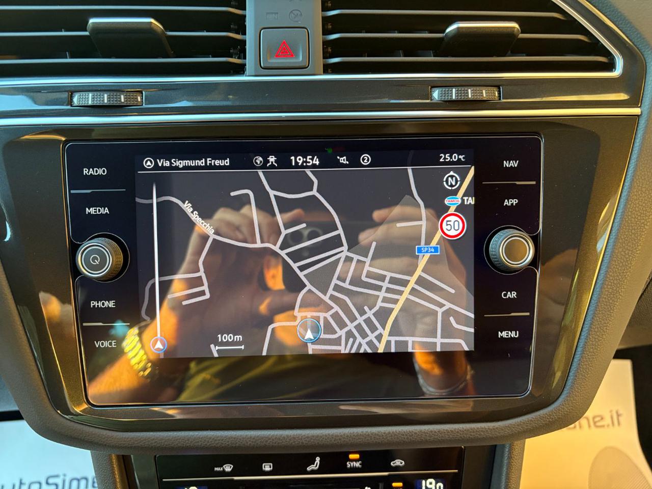 VOLKSWAGEN Tiguan 2.0 TDI 150 CV SCR DSG R-Line LUCI AMBIENTE - 16