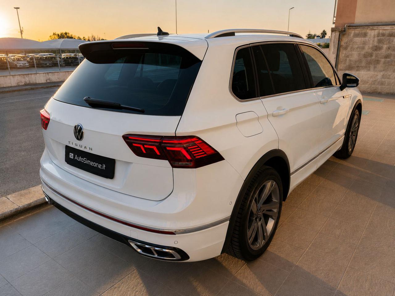 VOLKSWAGEN Tiguan 2.0 TDI 150 CV SCR DSG R-Line LUCI AMBIENTE - 5