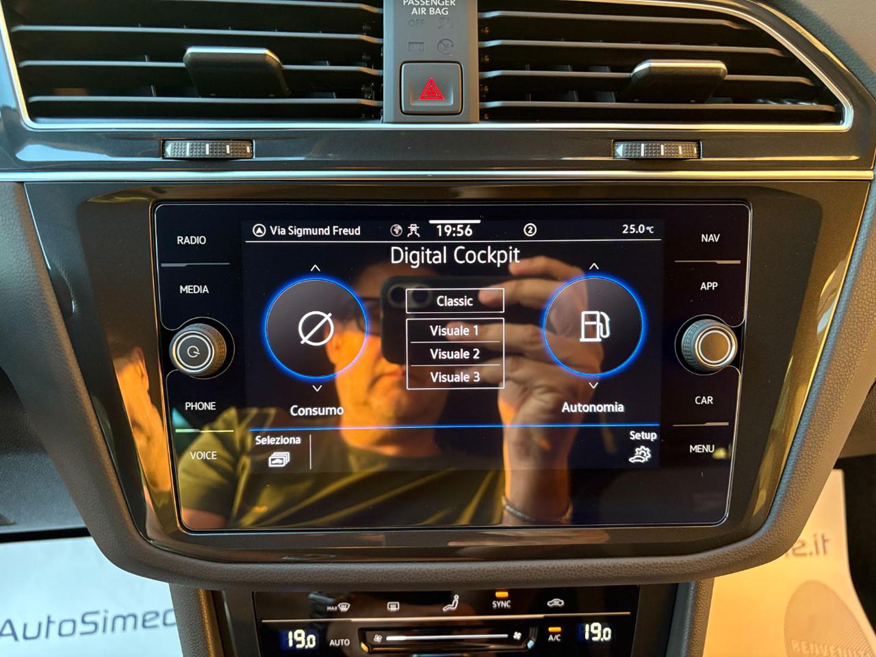 VOLKSWAGEN Tiguan 2.0 TDI 150 CV SCR DSG R-Line LUCI AMBIENTE - 32