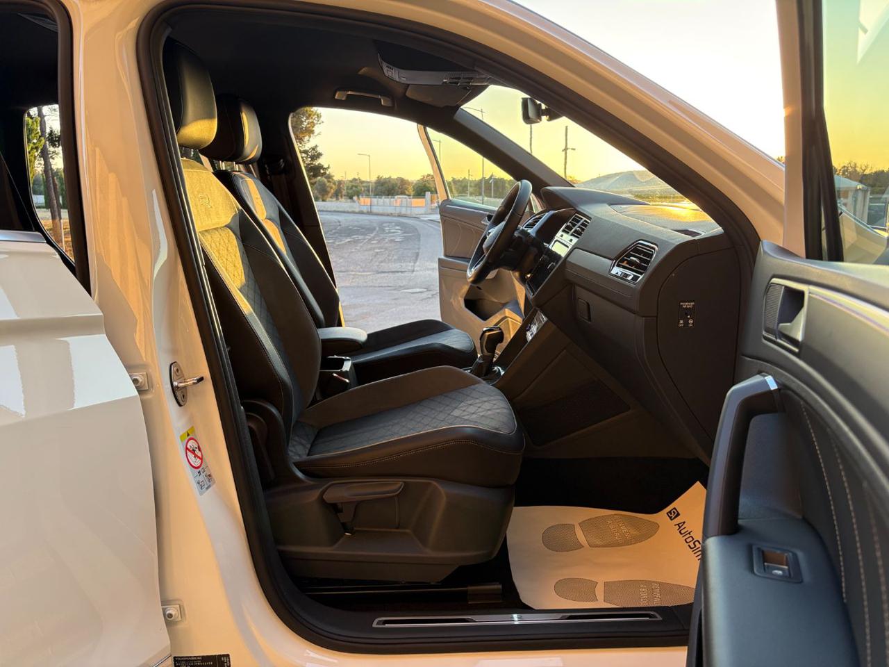 VOLKSWAGEN Tiguan 2.0 TDI 150 CV SCR DSG R-Line LUCI AMBIENTE - 9