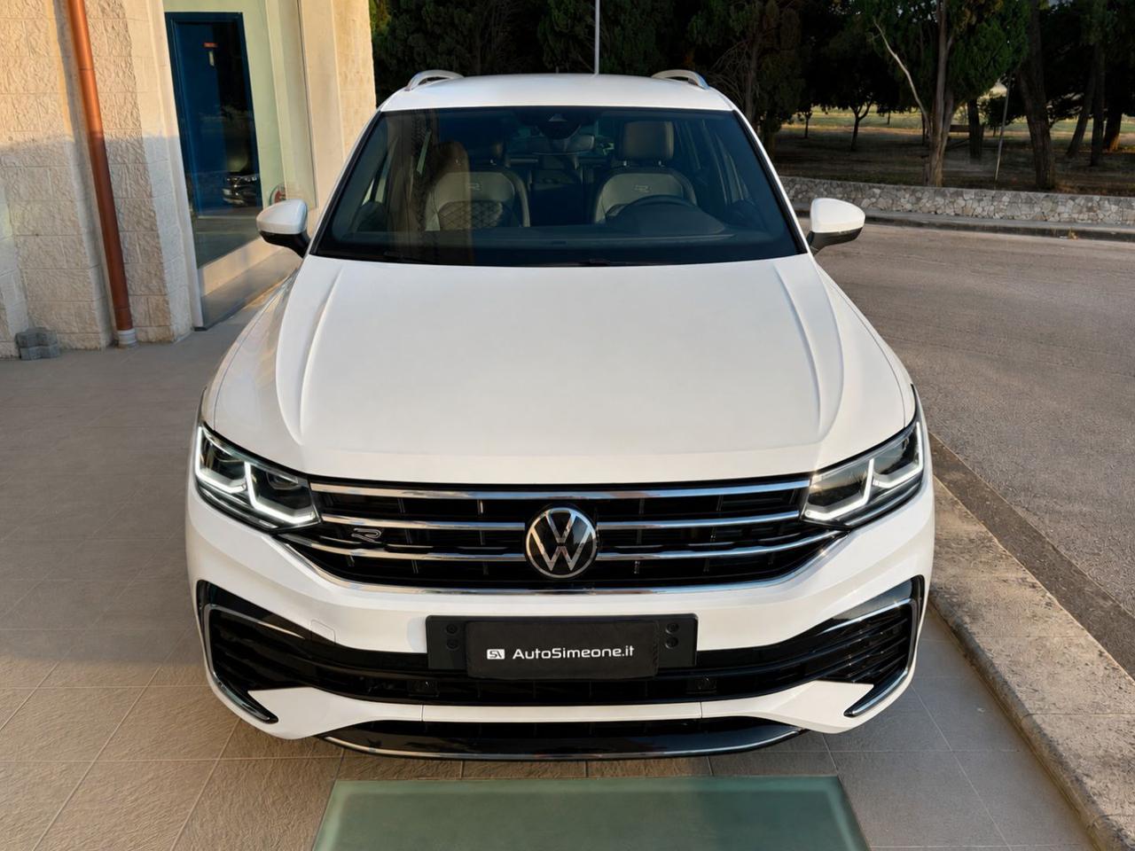 VOLKSWAGEN Tiguan 2.0 TDI 150 CV SCR DSG R-Line LUCI AMBIENTE - 2