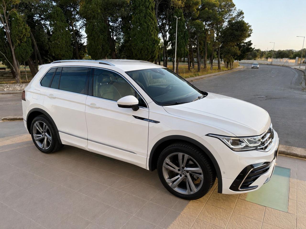 VOLKSWAGEN Tiguan 2.0 TDI 150 CV SCR DSG R-Line LUCI AMBIENTE - 3