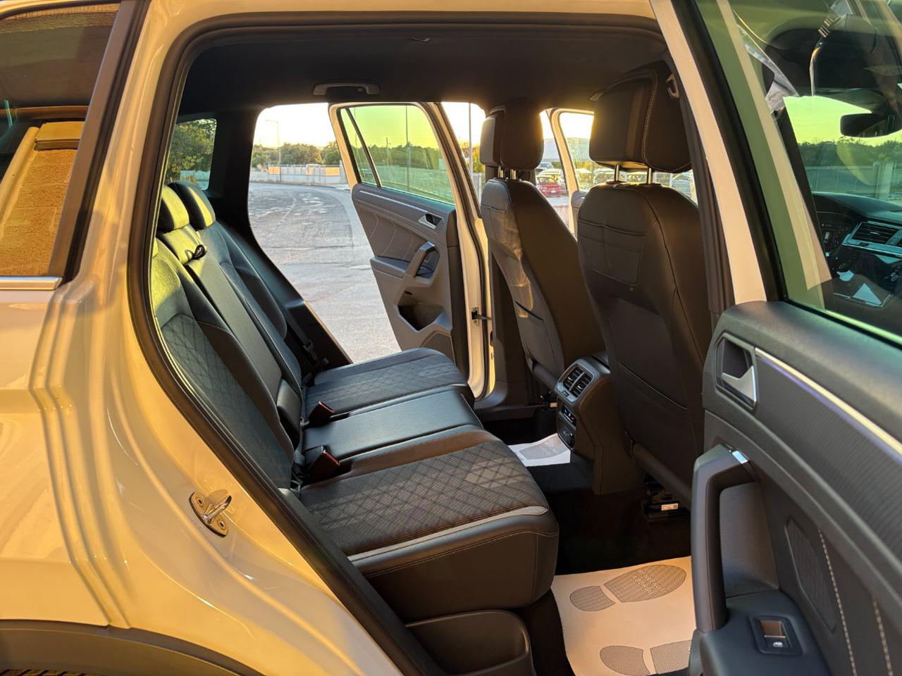 VOLKSWAGEN Tiguan 2.0 TDI 150 CV SCR DSG R-Line LUCI AMBIENTE - 11