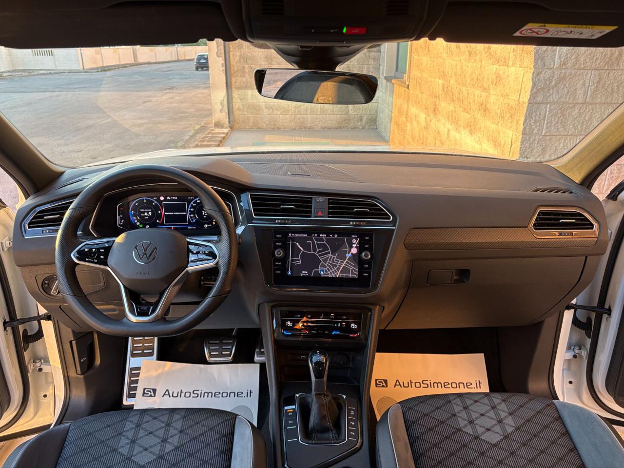 VOLKSWAGEN Tiguan 2.0 TDI 150 CV SCR DSG R-Line LUCI AMBIENTE - 13