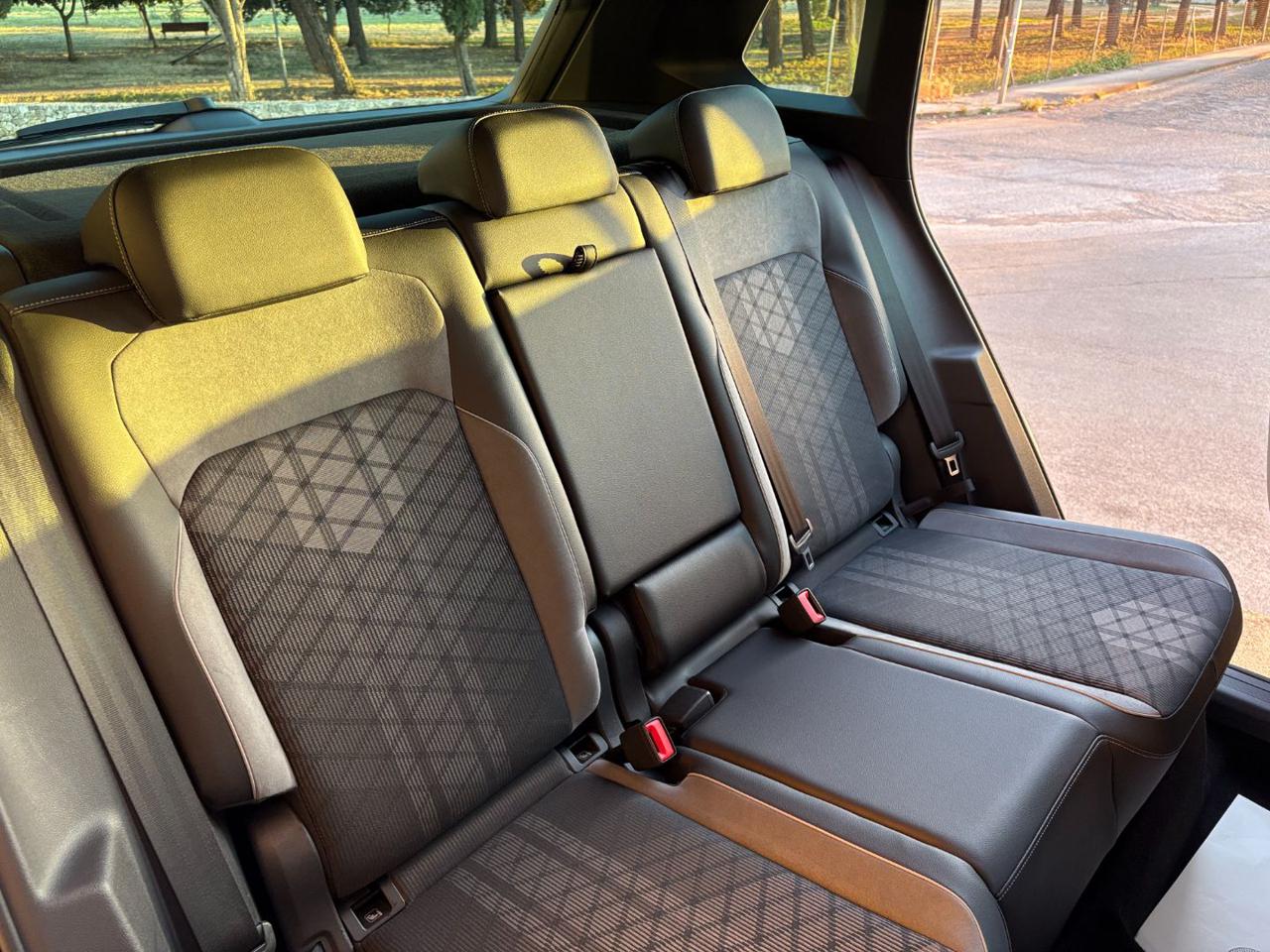 VOLKSWAGEN Tiguan 2.0 TDI 150 CV SCR DSG R-Line LUCI AMBIENTE - 22